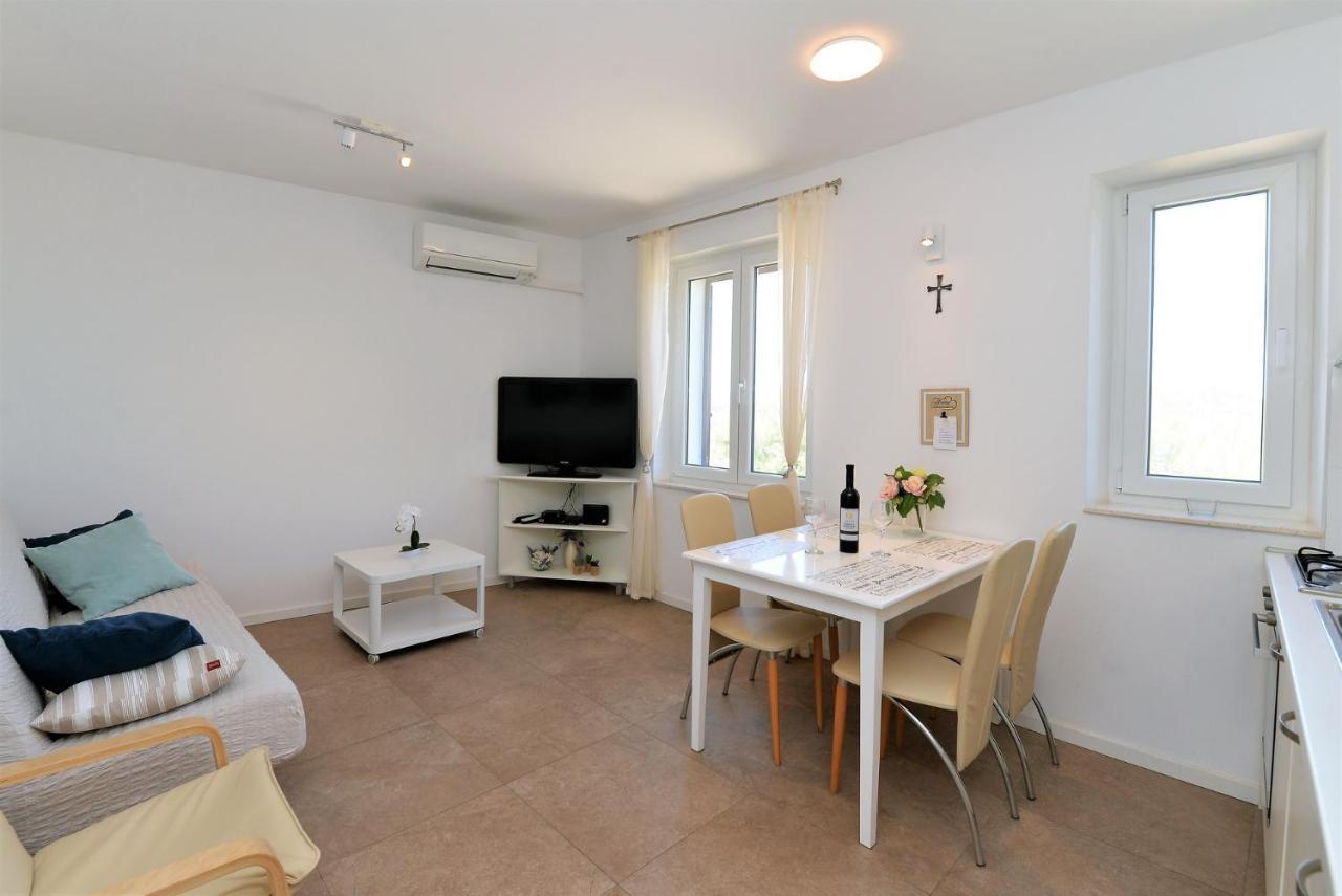 Beach Apartment Vami With Sea View Murter Dış mekan fotoğraf
