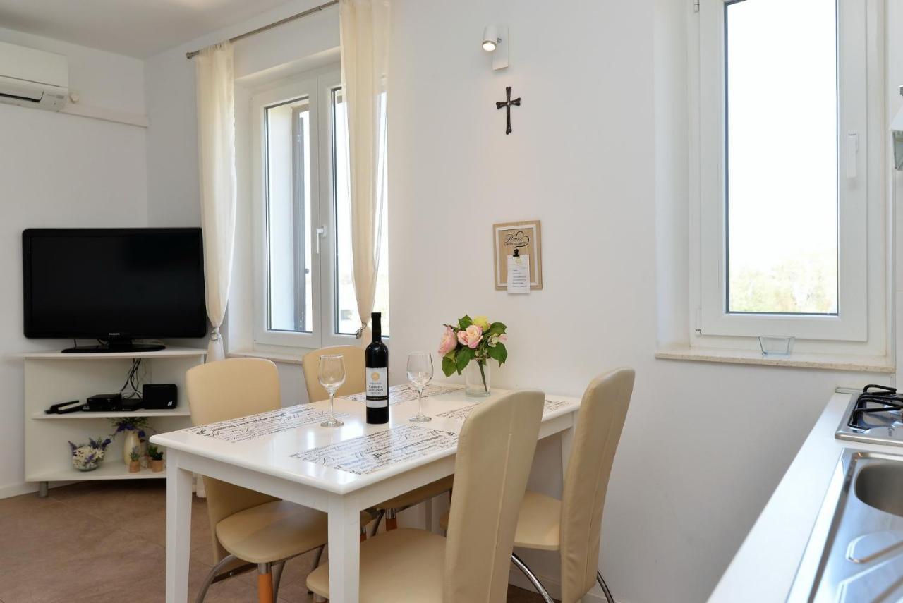 Beach Apartment Vami With Sea View Murter Dış mekan fotoğraf